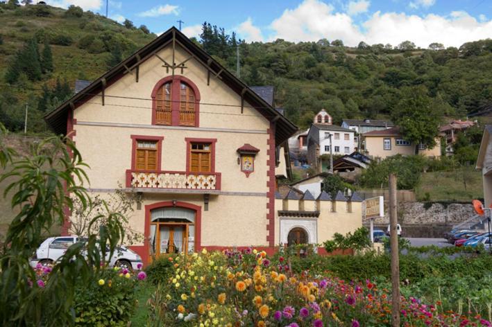 Hotel Restaurante La Casilla Cangas De Narcea Buitenkant foto